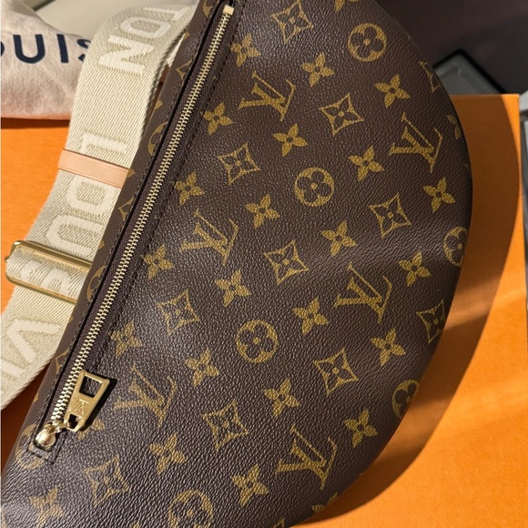 Louis Vuitton bumbag - Picture 6 of 11